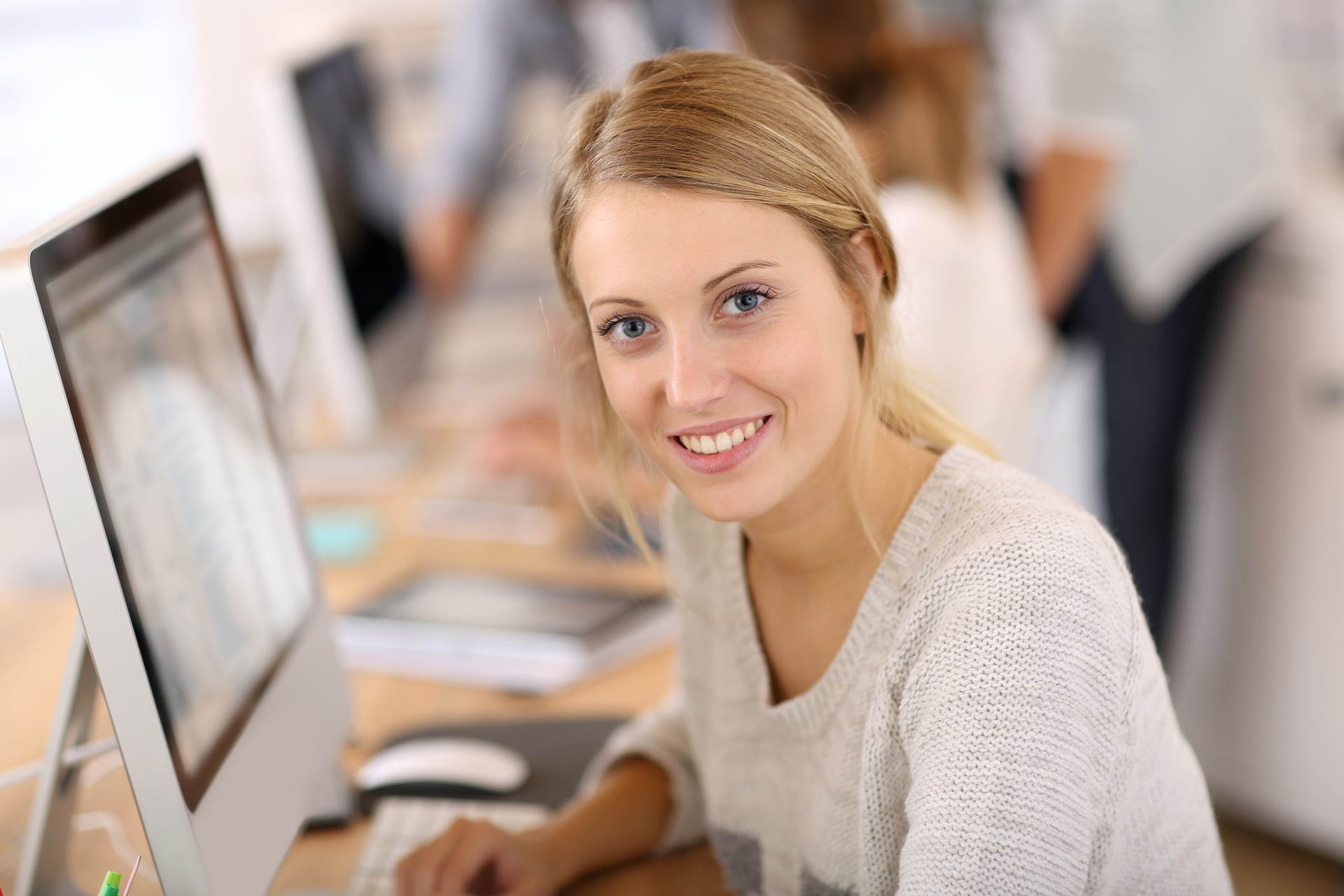 Studentin lernt am Computer